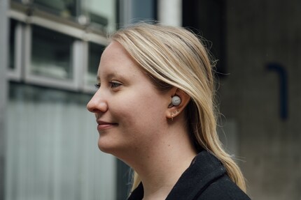 Draussen Musik hören und die Umgebung trotzdem mitbekommen.