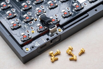 Le circuit annexe du Q1 est connecté au circuit principal par un câble.