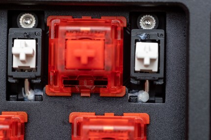 La masse blanche et visqueuse est la graisse appliquée par Keychron.