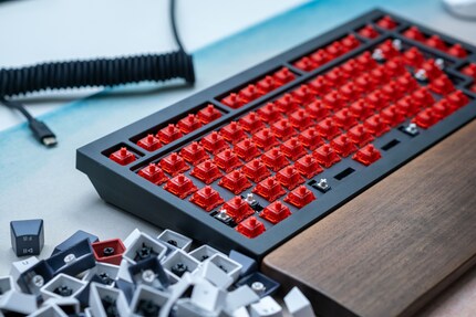 L’éclairage prend une teinte rouge en traversant le switch rouge transparent.