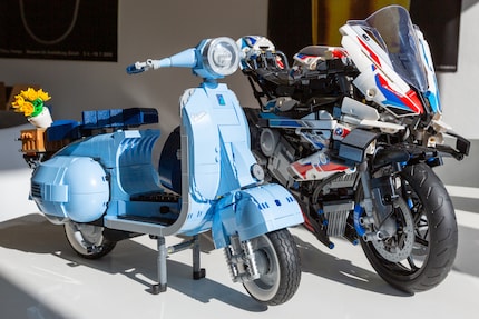 La Vespa comparée à la BMW de Lego Technic.