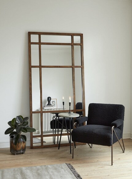 A large mirror will expand a space. At the same time, the grid makes it an eye-catcher.