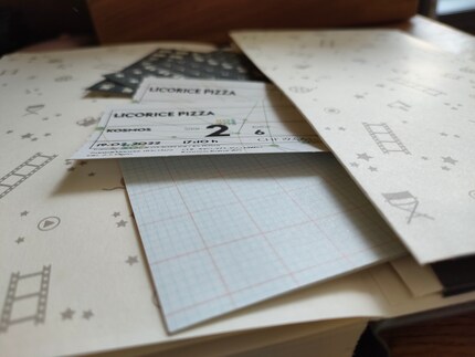 Au dos du journal, vous pouvez ranger des notes, des autocollants ou des tickets de cinéma dans un compartiment.