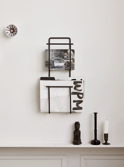 Due è meglio di uno: il portariviste in acciaio «Hold» è realizzato su due piani.