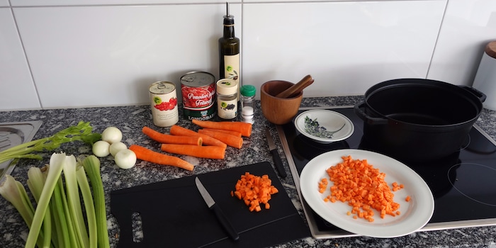Schneiden, schneiden, schneiden: Schöne, kleine Brunoise. Schneiden, schneiden, schneiden: Schöne, kleine Brunoise.