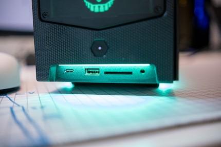 Es hat zwar nicht viele Frontanschlüsse, dafür ist die Auswahl an Anschlüssen ganz okay.