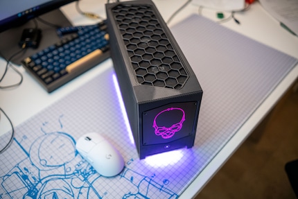 Grösser als Standard-NUCs, der Vergleich mit der Maus zeigt jedoch, dass der NUC 12 Extreme immer noch auf der kleinen Seite ist.