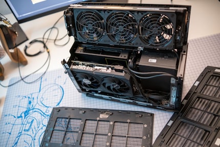 Ein Blick aufs Innenleben des NUC 12 Extreme. Die Compute-Einheit sitzt hinter der Grafikkarte.