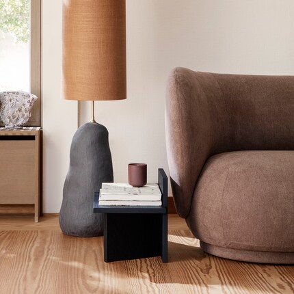 Riviste ben ordinate e valorizzate sul tavolino o sgabello Oblique.