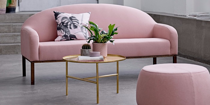 Chez Bloomingville, les tons rosés apportent une touche de convivialité aux environnements en béton.