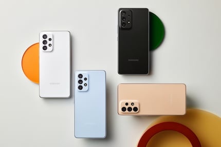 Beim Blick auf die Rückseite sind das Galaxy A53 und A33 kaum auseinanderzuhalten.