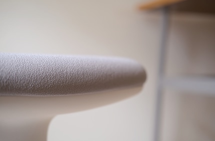 Transition fluide : le tabouret à assise dynamique est une chaise de bureau minimaliste qui passe presque inaperçue à la maison.
