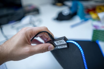 Wegen der Kontrolleinheit und der LED-Schlange verrutscht die Mausmatte immer wieder.