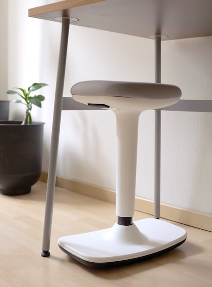 Avec ce tabouret, je dis au revoir aux dossiers encombrants et profite de plus d'espace dans l'appartement.