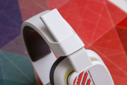 Die Striche sind nur zur Orientierung da: Das Headset lässt sich stufenlos verstellen.