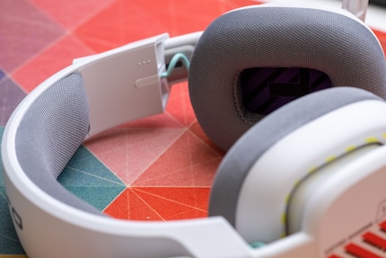 Die Polsterung aus Memory-Schaumstoff fühlt sich angenehm an und dank der Textilummantelung sind die Muscheln atmungsaktiv.