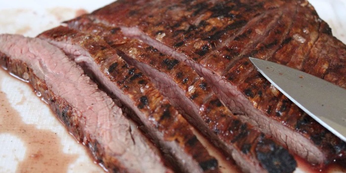 Avec un peu d'exercice et un thermomètre à viande, vous obtiendrez un steak de flanc parfaitement rosé. Avec un peu d'exercice et un thermomètre à viande, vous obtiendrez un steak de flanc parfaitement rosé.