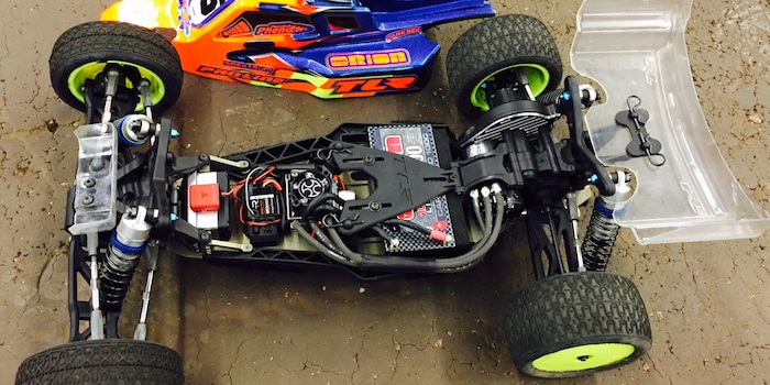 RC-Auto mit Shorty Akku von Team Orion – passt perfekt in zahlreiche Rennautos. RC-Auto mit Shorty Akku von Team Orion – passt perfekt in zahlreiche Rennautos.