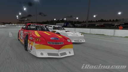 Rad-an-Rad-Duelle mit anderen Rennsport-Fans machen sehr viel Spaß, vorausgesetzt man trifft nicht auf das Klischee des «Sonntags-Fahrers». Gerade die Online-Ovale sind für iRacing ein Alleinstellungsmerkmal.