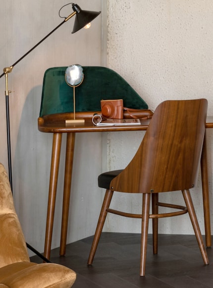 Dimensions: 110 × 56.5 × 102 cm | Material: ash, plastic | Image: Dutchbone