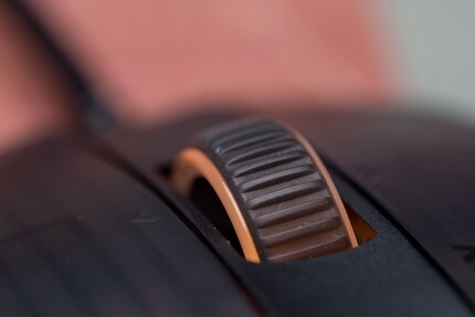 La molette de la souris peut également être cliquée vers la gauche et la droite.