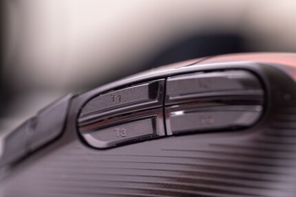 Les touches latérales supérieures sont molles et difficiles à atteindre.