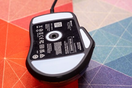 Roccat place quatre patins sous la Kone XP.