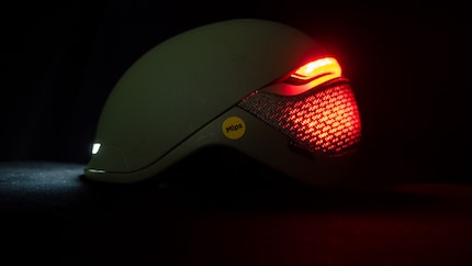 Les lumières du Faro clignotent et éclairent bien à l’avant. À l’arrière, vous avez le choix : ce qui ressemble à un gril électrique cache des LED que vous pouvez allumer pour éclairer, utiliser comme clignotants ou laisser éteints.