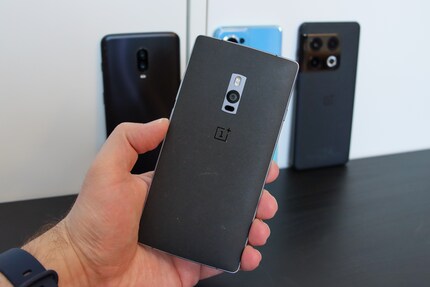 Das OnePlus 2 war das letzte Modell mit Sandstone-Rückseite. Danach gab es die griffige Oberfläche nur noch in Form von Hüllen.