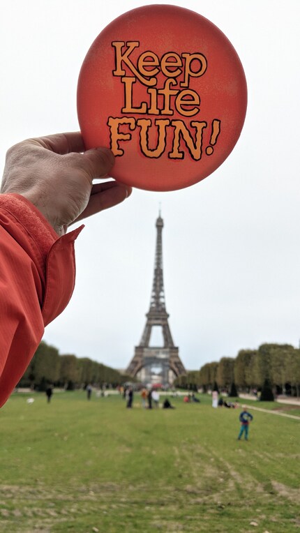 Il faut bien jouer un peu.