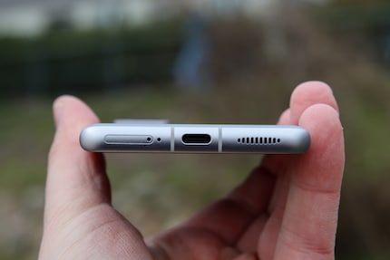 SIM-Kartenschacht, USB-C-Anschluss und der untere Lautsprecher.