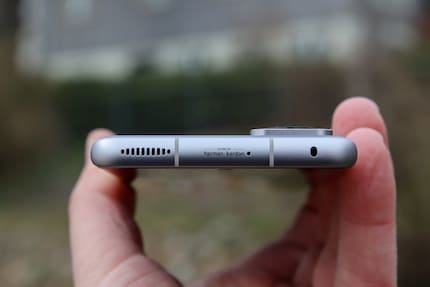 Der zweite Lautsprecher auf der oberen Kante.