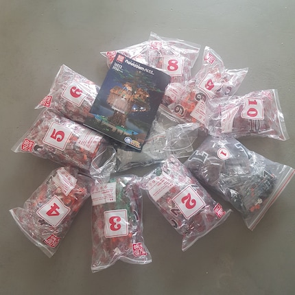 I quasi 4000 pezzi sono imballati in circa 70 sacchetti di plastica.