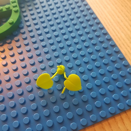 Ops: un pezzo della pianta si è staccato. Per fortuna, ha così tanta roba verde di plastica che non si nota.