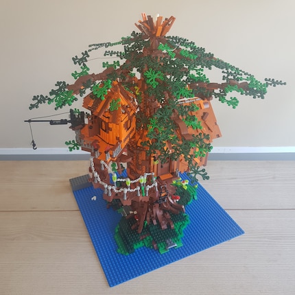 E la capanna sull'albero è pronta: dopo circa 24 ore di lavoro, sono ancora un po' orgoglioso del mio lavoro.