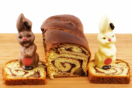 Hase im Cake: Statt Kochschoggi nimmst du einfach einen Schoggihasen für deinen Kuchen.