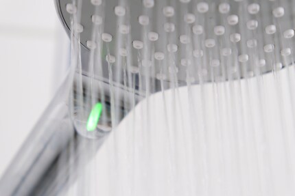 So far, so green: the LED at the beginning of my shower. If it runs for too long, the colour changes to those of the «danger» zone.