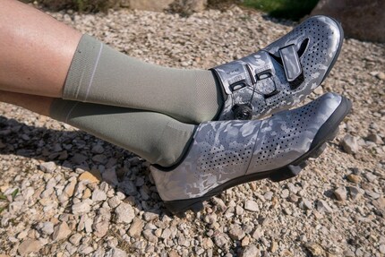 La chaussure Shimano SH-RX800 existe notamment en argent avec impression camouflage.