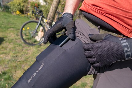 Poche cargo pour le smartphone.