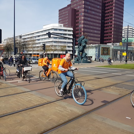In the two days I spent in Rotterdam, I hardly saw any cyclists wearing a helmet.