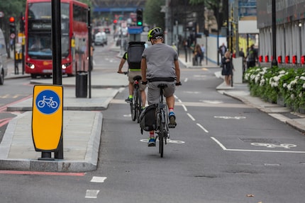 About half of all the cyclists I saw in England didn’t have a helmet on.