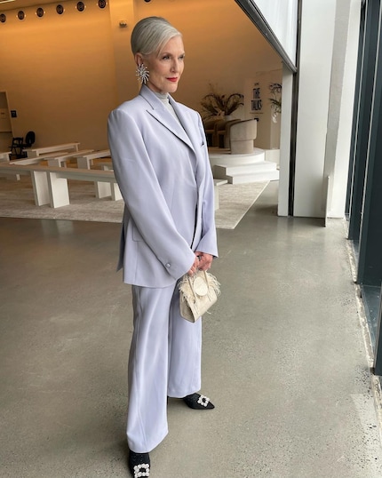 Maye Musk in completo lilla.