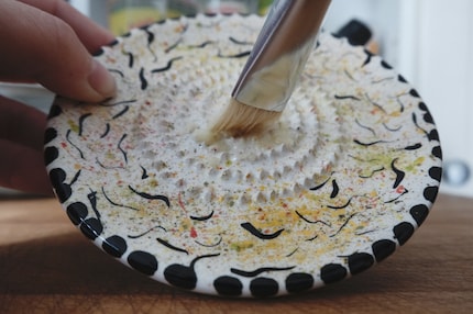 Il suffit de badigeonner la pâte d'ail dans un plat.