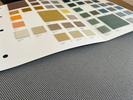 Der Stoff meines Teststuhls ist grau. Der Farbkatalog gäbe da noch mehr her.