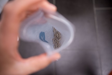 Con qualche goccia di Krytox GPL 105 lubrifico le molle dei miei interruttori in un sacchetto di plastica.