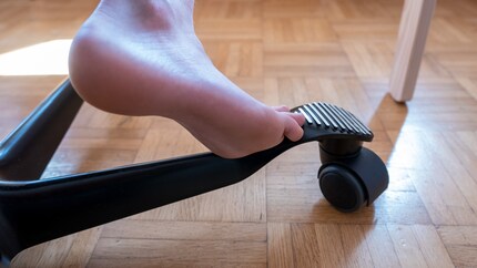 Barfuss muss sie aufpassen, die Rillen sind griffig und entsprechend scharfkantig.