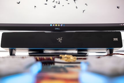 Grazie alle sue dimensioni compatte, la soundbar trova posto sotto il mio monitor.