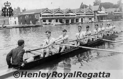 Vers 1920, on portait un sous-vêtement remodelé pour pratiquer l'aviron, une idée géniale.