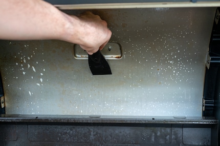 Nettoyer l'intérieur du couvercle pour éliminer les éclaboussures vieilles de plusieurs années.