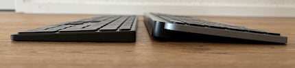 In confronto, la tastiera Rapoo (a destra) è ancora più piatta della MX Keys di Logitech (a sinistra).